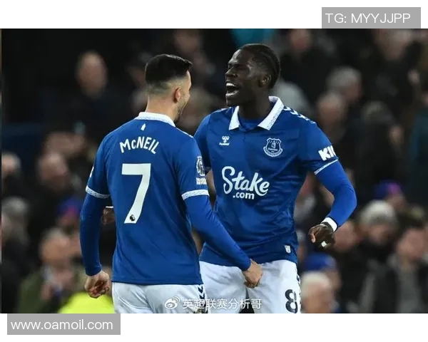 维拉与埃弗顿激战正酣赛场比分悬念迭起引人关注